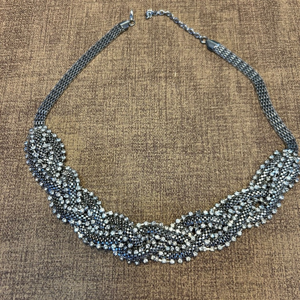 Elegant Silver Tone Necklace with Rhinestones